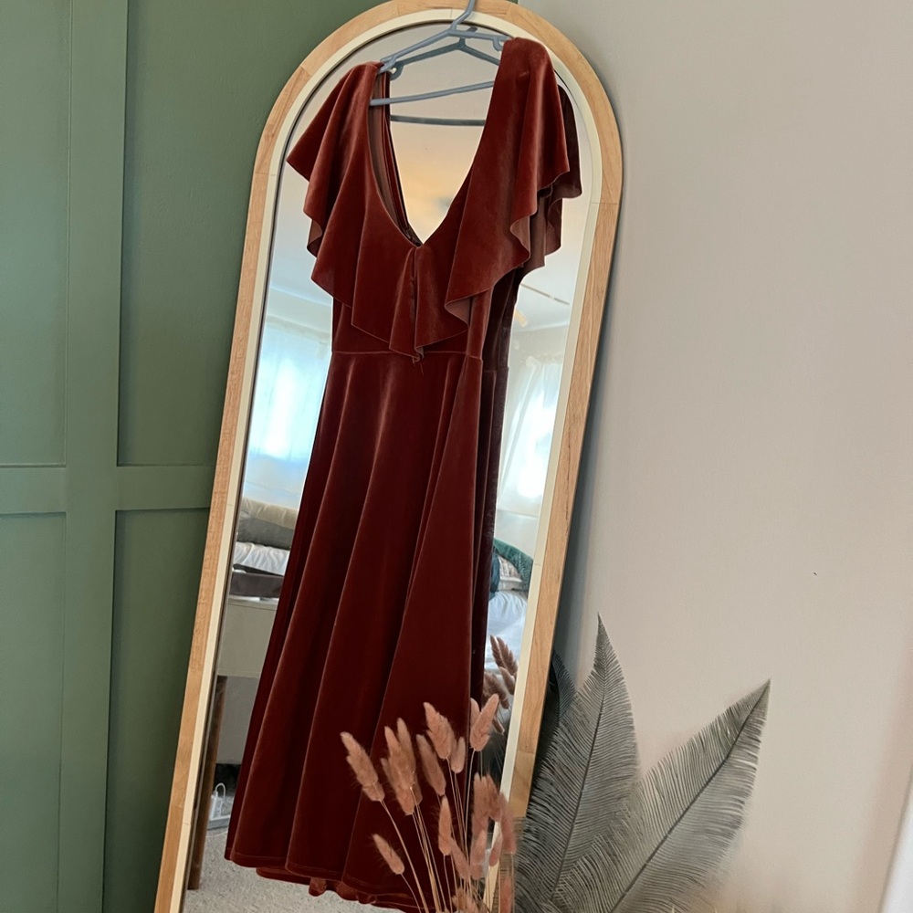 June & Hudson Rust Midi Dress with Ruffle V-Neck